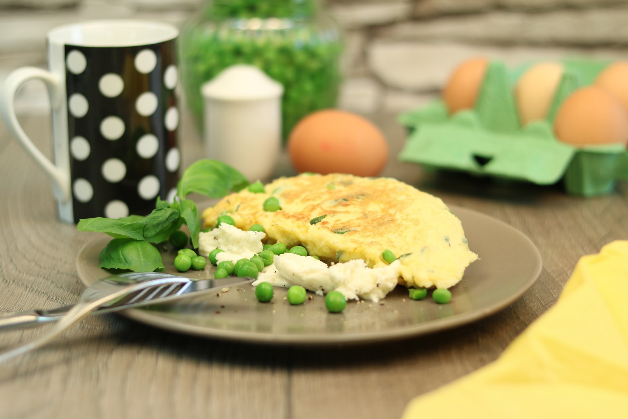 pea and mozzarella omelette